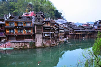  張家界國家森林公園、黃龍洞、鳳凰古城九景三晚四日游
